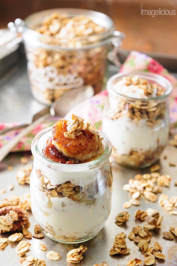 Caramelized Bananas and Granola Yogurt Parfait is super quick, easy and delicious. It only takes a few minutes to make and are perfect breakfast, snack or even dessert | Imagelicious