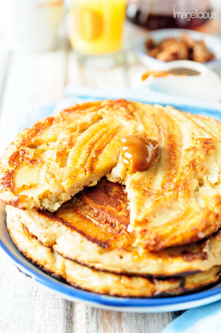 These Giant Double Banana Pancakes are full of mashed banana, yogurt, and healthy oats. They look pretty and impressive and are a perfect sunday breakfast | Imagelicious