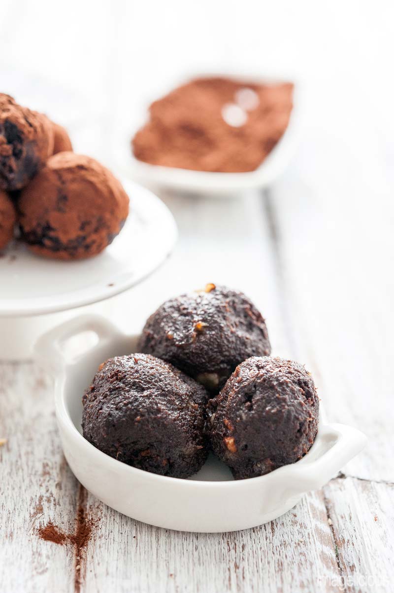 Banana and Pecan Cupcake Truffles - Learn how to turn cupcakes into truffles - four different flavours for any taste. Perfect for a snack with a cup of coffee or elegant dessert. Great way to use dry cupcakes | Imagelicious